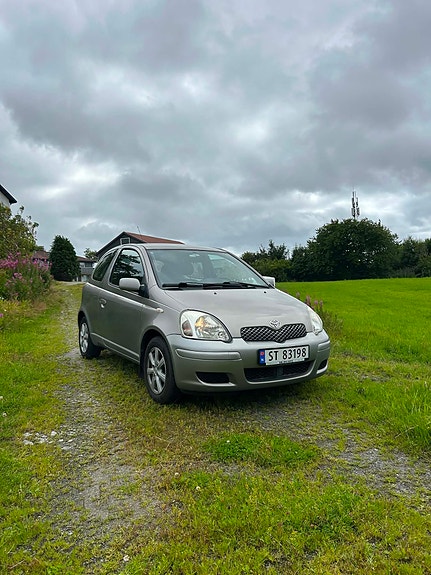 Toyota Yaris 2 of 22