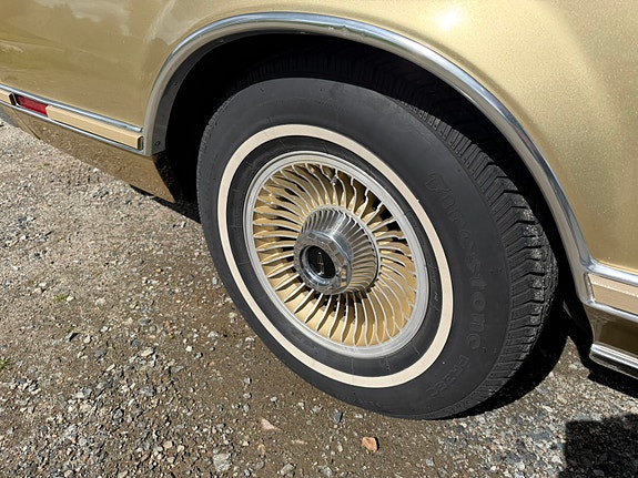 Lincoln Continental 13 of 30