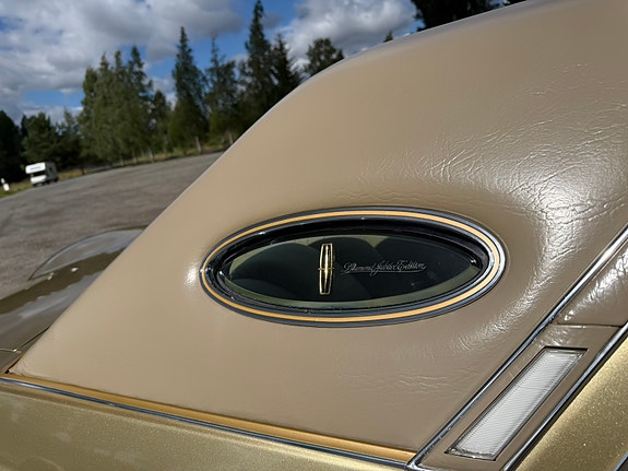 Lincoln Continental 12 of 30