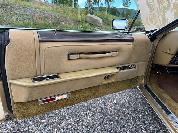 Lincoln Continental 22 of 30