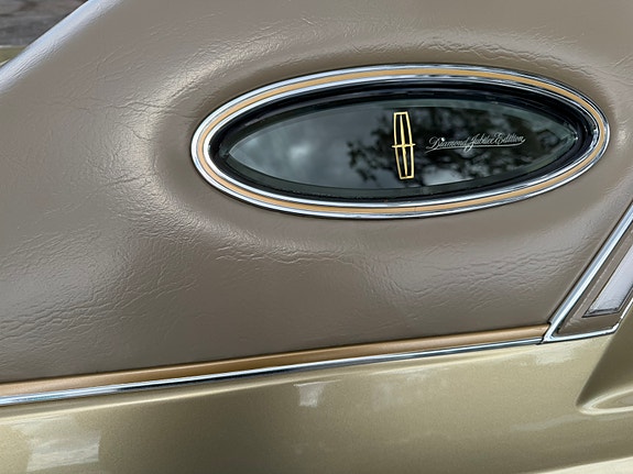 Lincoln Continental 10 of 30