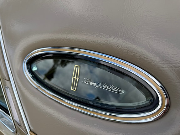 Lincoln Continental 8 of 30