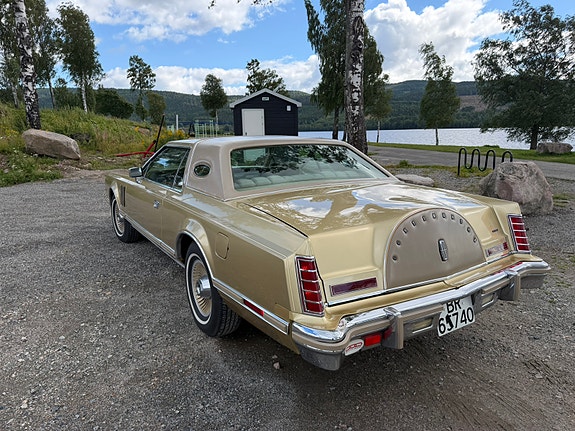 Lincoln Continental 7 of 30
