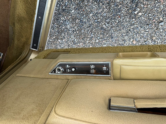 Lincoln Continental 21 of 30