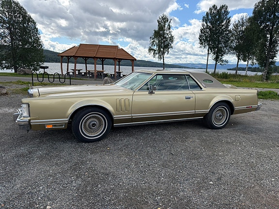 Lincoln Continental 3 of 30