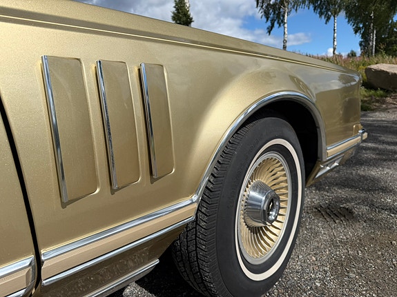 Lincoln Continental 14 of 30