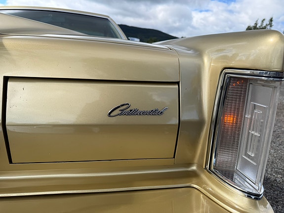 Lincoln Continental 16 of 30