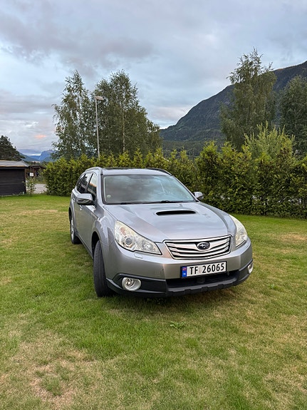Subaru Legacy 2 of 10
