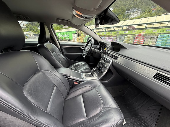 Volvo XC70 11 of 28
