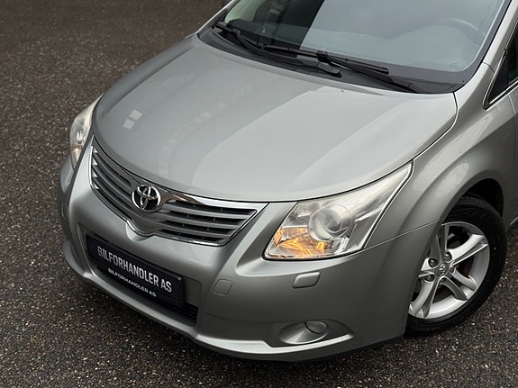 Toyota Avensis 2 of 5