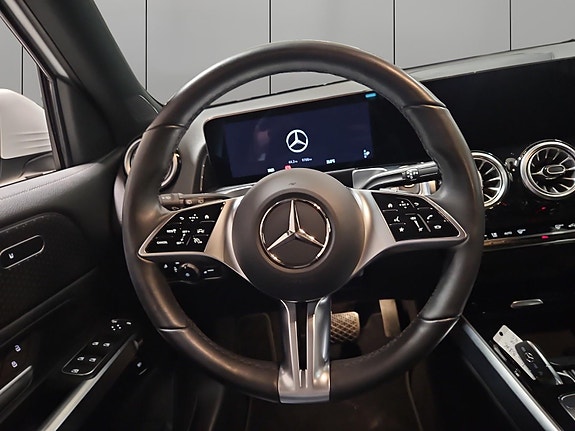 Mercedes-Benz EQB300 13 of 30