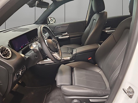 Mercedes-Benz EQB300 11 of 30