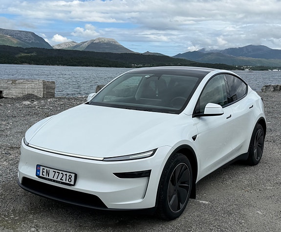 Tesla Model Y 3 of 30