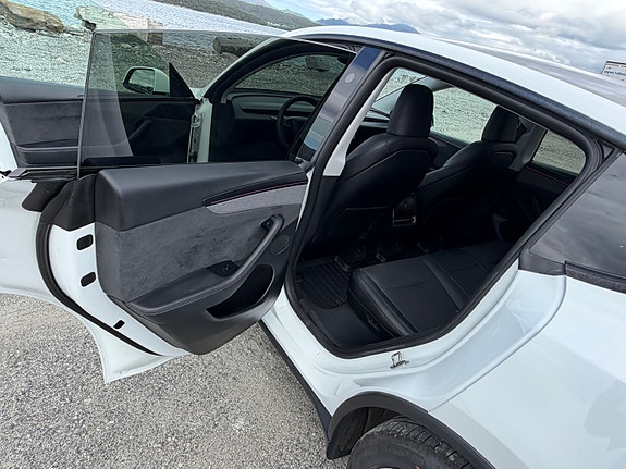 Tesla Model Y 18 of 30