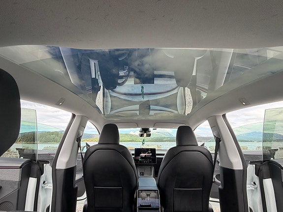 Tesla Model Y 27 of 30