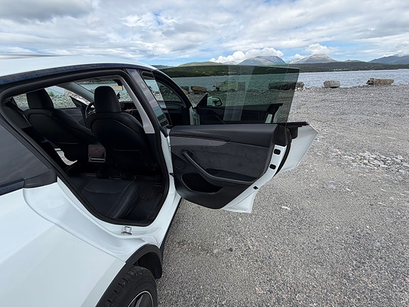 Tesla Model Y 22 of 30