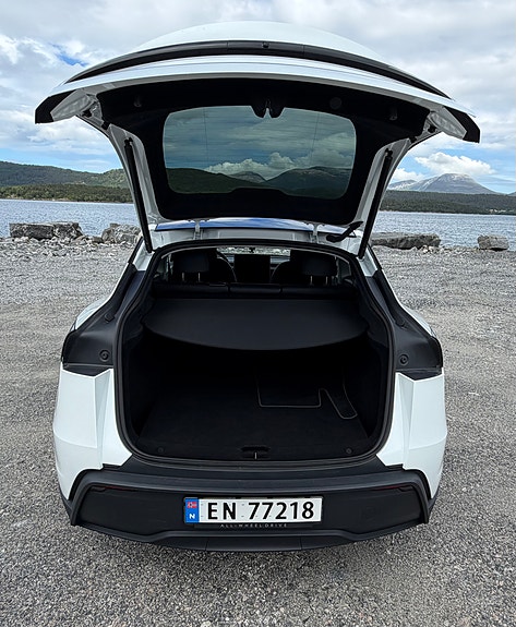 Tesla Model Y 14 of 30