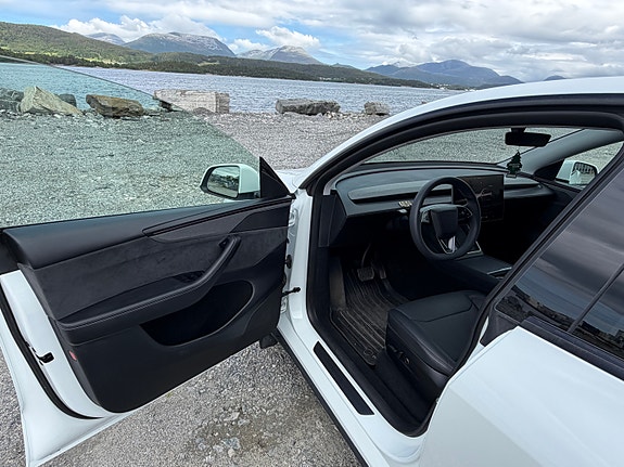 Tesla Model Y 16 of 30