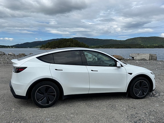 Tesla Model Y 11 of 30