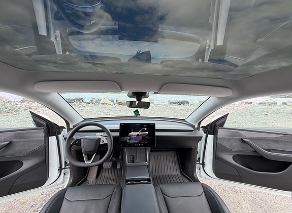Tesla Model Y 29 of 30