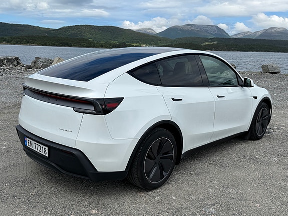 Tesla Model Y 10 of 30
