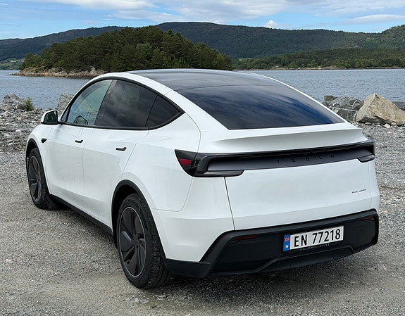 Tesla Model Y 8 of 30