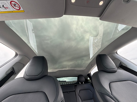 Tesla Model Y 26 of 30