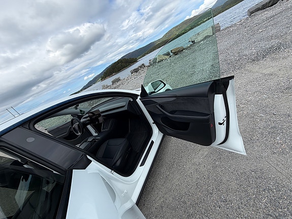 Tesla Model Y 23 of 30