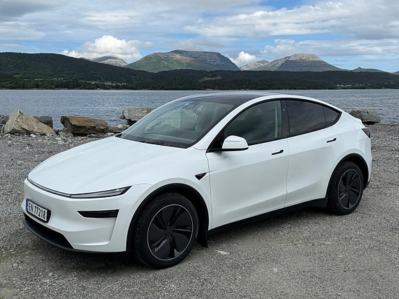 Tesla Model Y 4 of 30