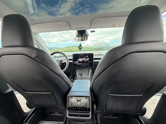 Tesla Model Y 28 of 30