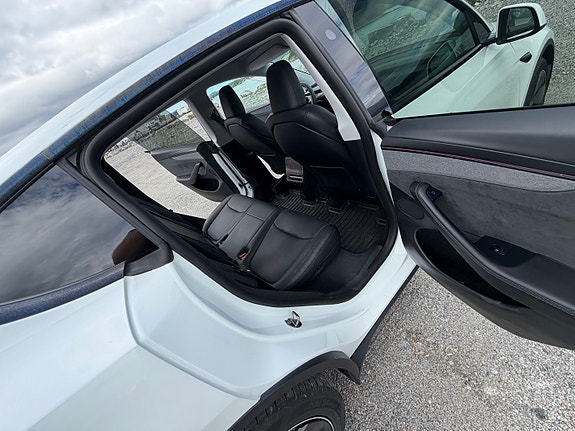 Tesla Model Y 21 of 30
