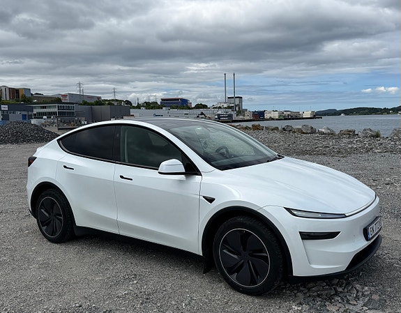 Tesla Model Y 12 of 30