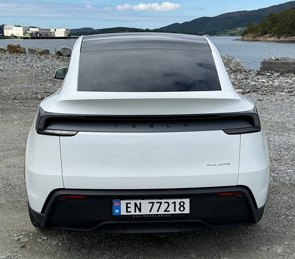 Tesla Model Y 9 of 30
