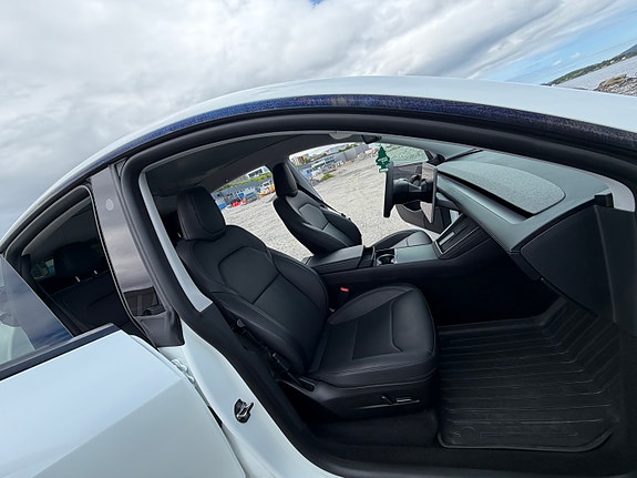 Tesla Model Y 24 of 30