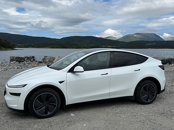 Tesla Model Y 5 of 30