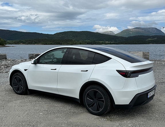 Tesla Model Y 7 of 30