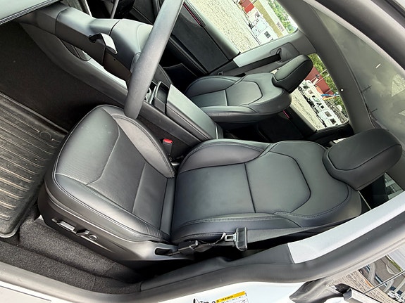 Tesla Model Y 17 of 30