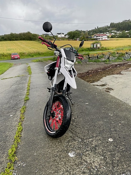 Yamaha WR 125 X 2 of 4
