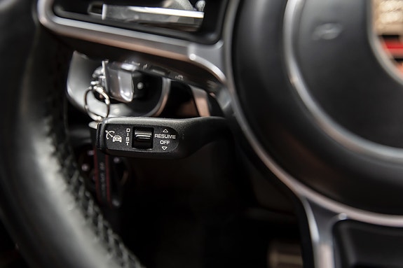 Porsche Cayenne 14 of 30
