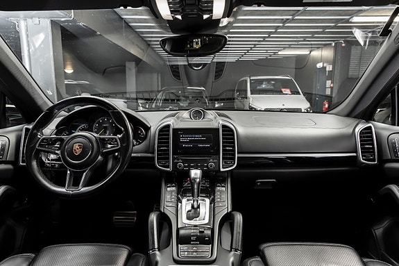 Porsche Cayenne 12 of 30
