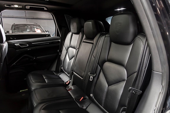 Porsche Cayenne 11 of 30