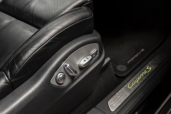 Porsche Cayenne 29 of 30