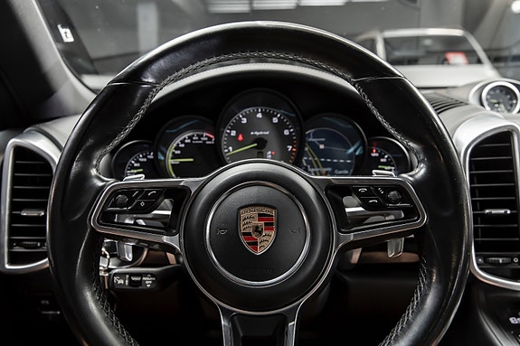 Porsche Cayenne 13 of 30