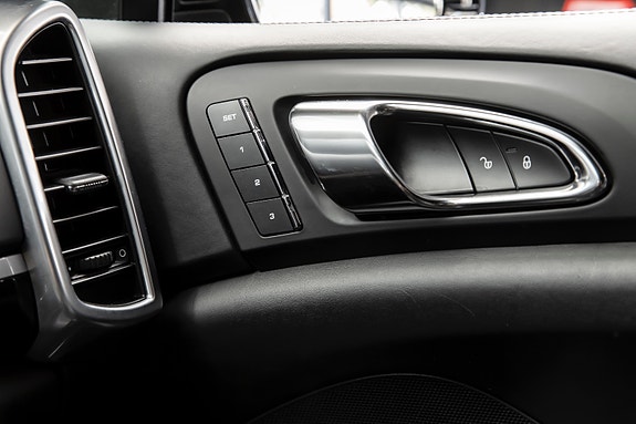 Porsche Cayenne 23 of 30