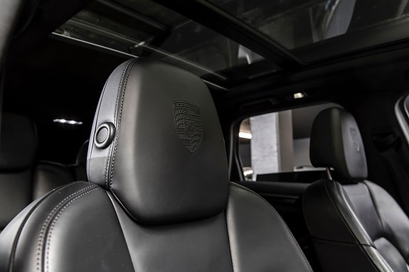 Porsche Cayenne 27 of 30