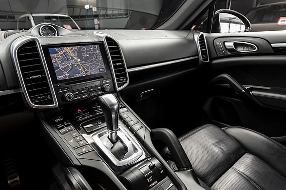 Porsche Cayenne 17 of 30