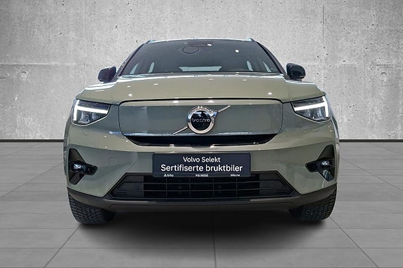 Volvo XC40 2 of 5