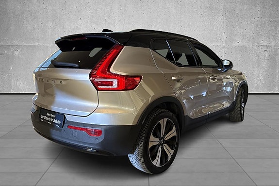 Volvo XC40 2 of 5