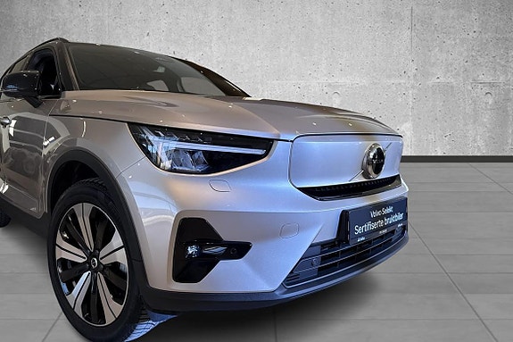 Volvo XC40 2 of 5