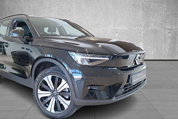 Volvo XC40 2 of 5